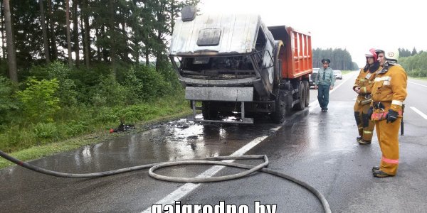 На трассе Минск — Гродно загорелся грузовик гружёный зерном