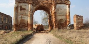В деревне Жирмуны Лидского района обвалилась часть триумфальной арки
