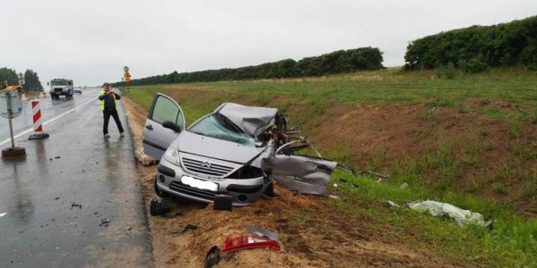 Под Лидой Citroen задел встречную фуру: Водитель погиб, его пассажир госпитализирован