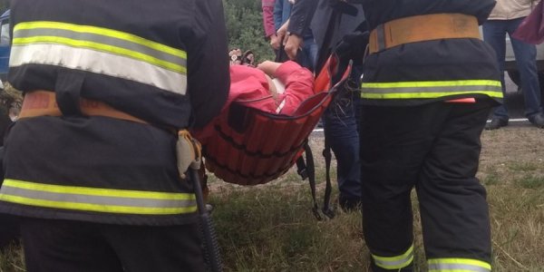 Дятловские спасатели деблокировали из автомобиля двух женщин