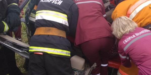 Дятловские спасатели деблокировали из автомобиля двух женщин