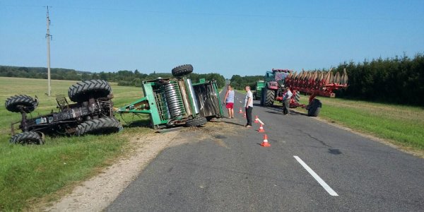 Происшествие с тракторами случилось вчера в Дятловском районе