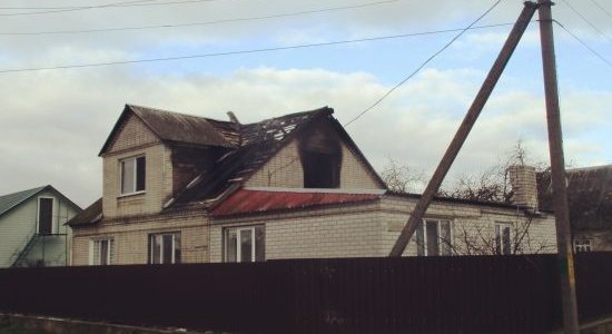 В Лиде горел жилой двухэтажный дом