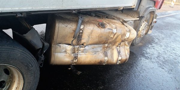 Автомобиль «Ниссан» столкнулся с фурой на трассе М6 под Лидой
