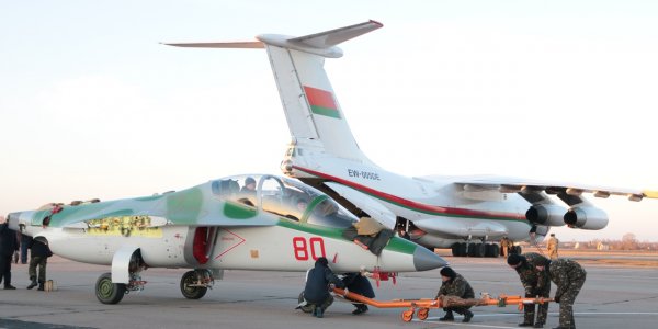 На Лидский аэродром доставили учебно-боевой самолет Як-130