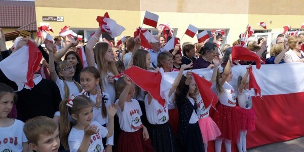 В Лиде учащиеся встречали чиновника из Польши с огромным польским флагом