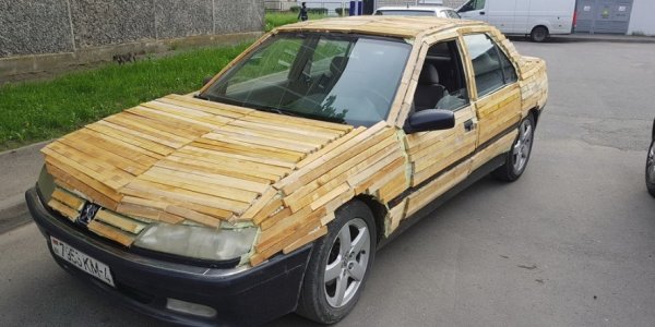 Парень из Лиды обклеил свой автомобиль дровами (Видео)