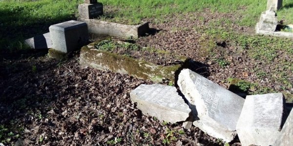 Вандалы разбили около 60 надгробий на двухсотлетнем кладбище в Лиде