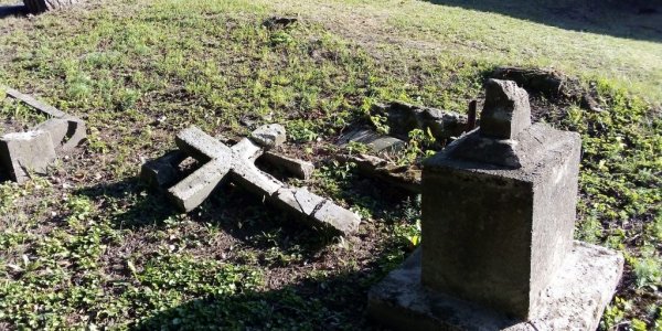 Вандалы разбили около 60 надгробий на двухсотлетнем кладбище в Лиде