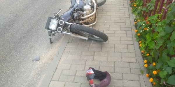 Вчера в городе Дятлово мотоциклист не справился с управлением и опрокинулся. 