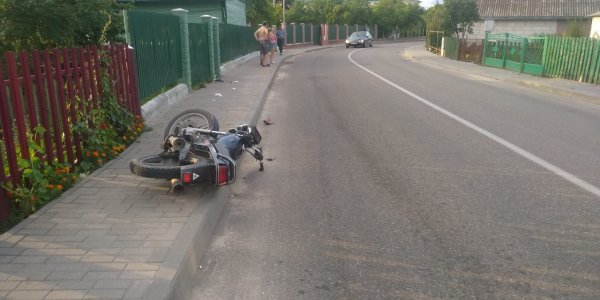 Вчера в городе Дятлово мотоциклист не справился с управлением и опрокинулся.