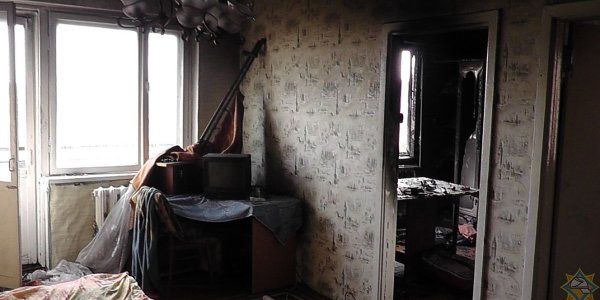 В Лиде работники МЧС вывели хозяина из горящей квартиры
