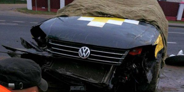 В Лиде автомобиль такси перевернулся после аварии (Видео)
