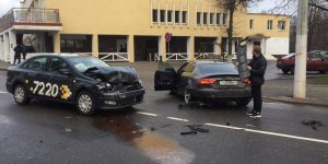 В Лиде молодой водитель такси протаранил поворачивающий автомобиль В Лиде молодой водитель такси протаранил поворачивающий автомобиль