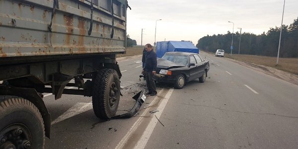 В Лиде столкнулись две легковушки и грузовик