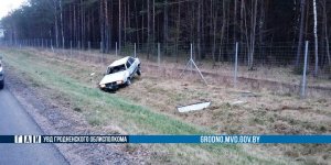 Под Лидой на трассе М6 Audi опрокинулась в кювет Под Лидой на трассе М6 Audi опрокинулась в кювет