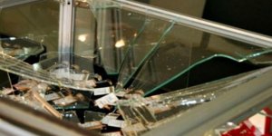 В Лиде дебошир разбил стекло витрины ломбарда В Лиде дебошир разбил стекло витрины ломбарда